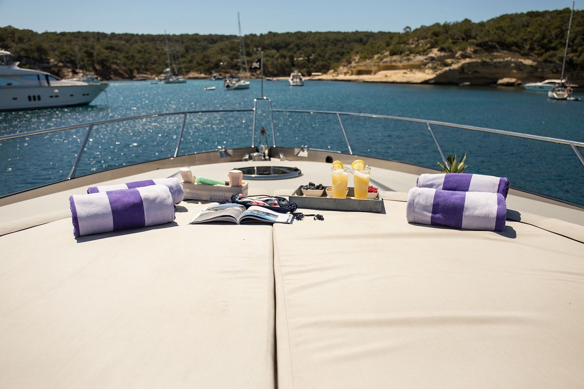 Аренда яхты Sunseeker Predator 82 Hooligan на Ибице - коктейль пати в лагуне